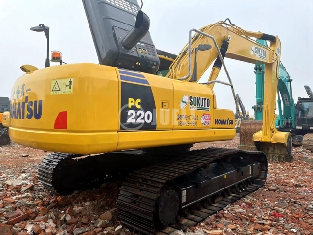 Komatsu PC220-8