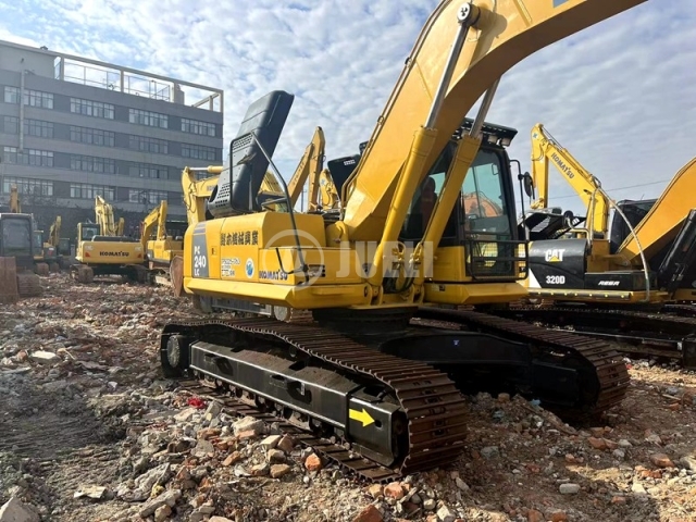 Komatsu PC240-8