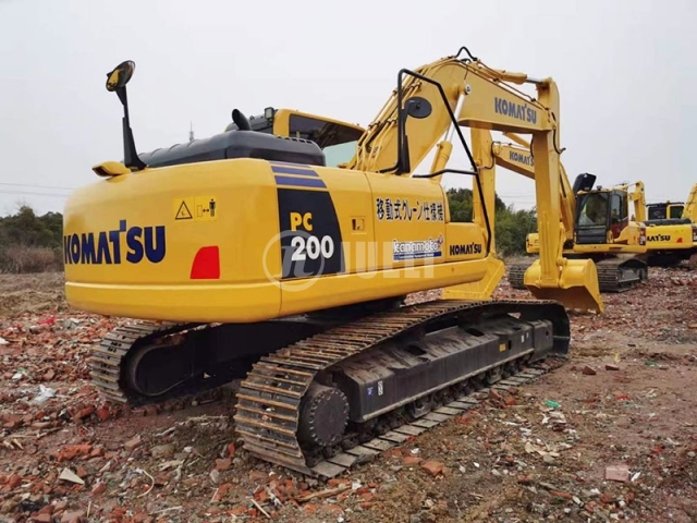 Komatsu PC200-8