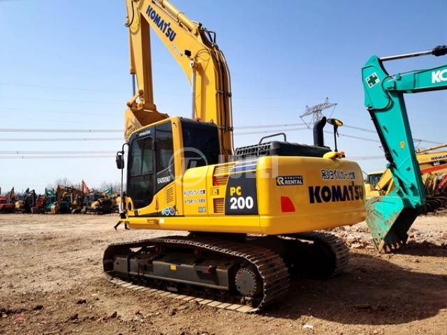 Komatsu PC200-8