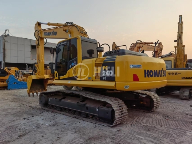 Komatsu PC240-8