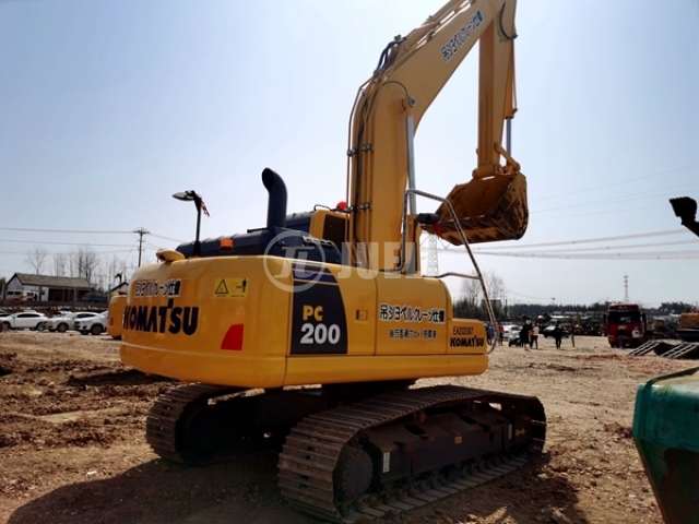 Komatsu PC200-8