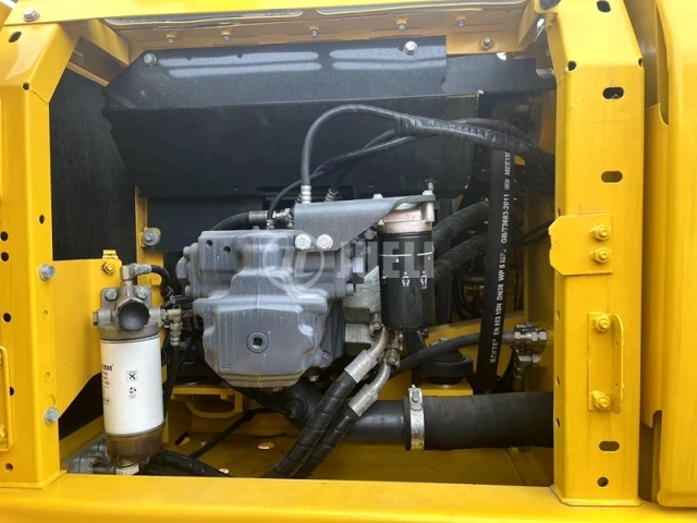 Komatsu PC220-8